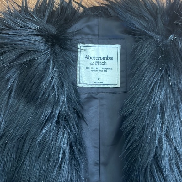 Abercrombie & Fitch Black Faux Fur Vest - Picture 4 of 5